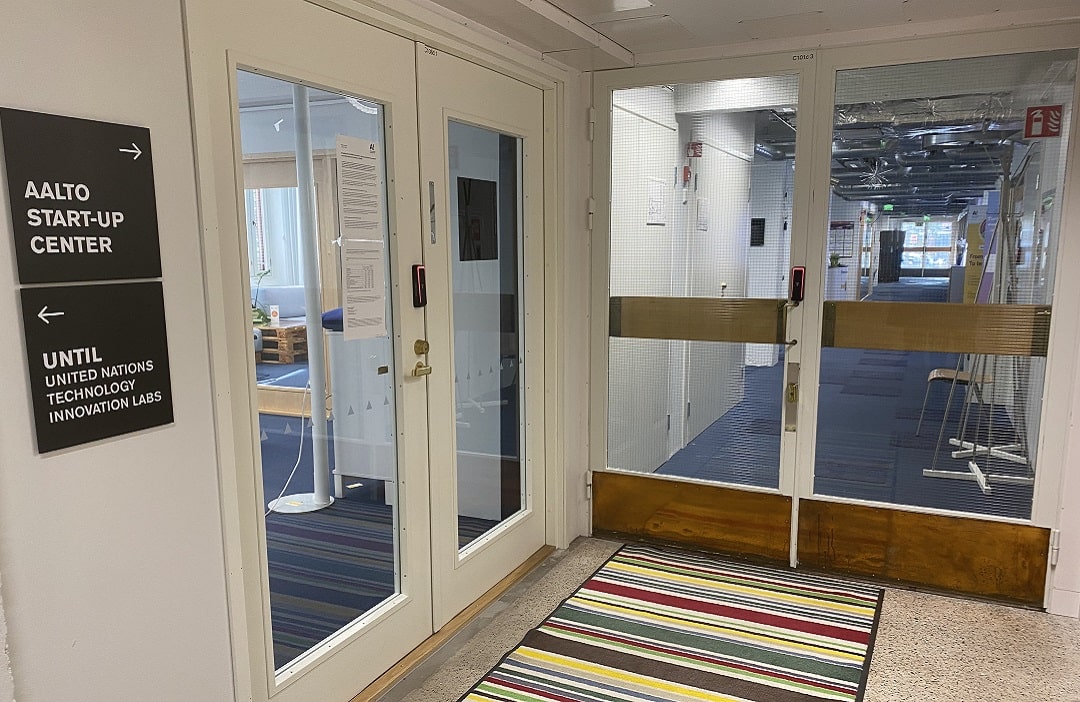 Aalto Start-up Center Eingangsbereich des Aalto Start-up Centers mit Hinweisbeschilderung