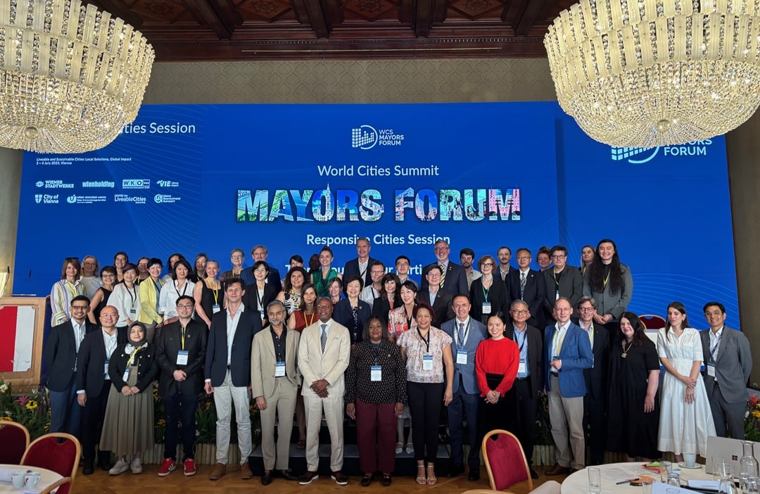 Teilnehmende des World Cities Summit Mayors Forum 2025 beim Gruppenfoto internationaler Stadtvertreter
