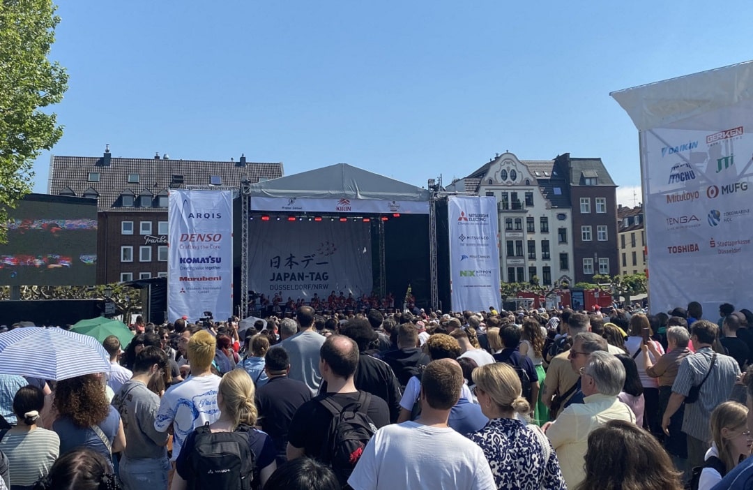 Große Besucherzahl vor der Bühne beim Japan-Tag 2023 in Düsseldorf