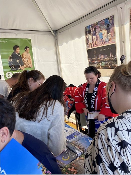 Messestand der Stadt Yokohama beim Japan-Tag in Düsseldorf mit Besucherinteraktion