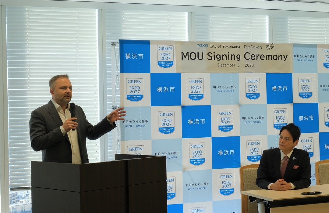 Vorstellung der Kooperation durch The Drivery Vertreter von The Drivery stellt die Zusammenarbeit beim MOU Signing vor