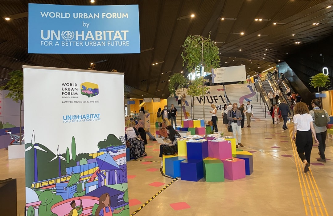 WUF11 Forum Bereich Teilnehmer Ausstellungs- und Begegnungsbereich des World Urban Forum 2022 in Kattowitz mit Teilnehmenden und Informationsständen