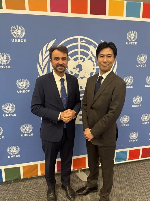 Vertreter des Yokohama Europe Office mit dem Bürgermeister von Lyon beim UN-Bürgermeisterforum vor UNECE-Hintergrund