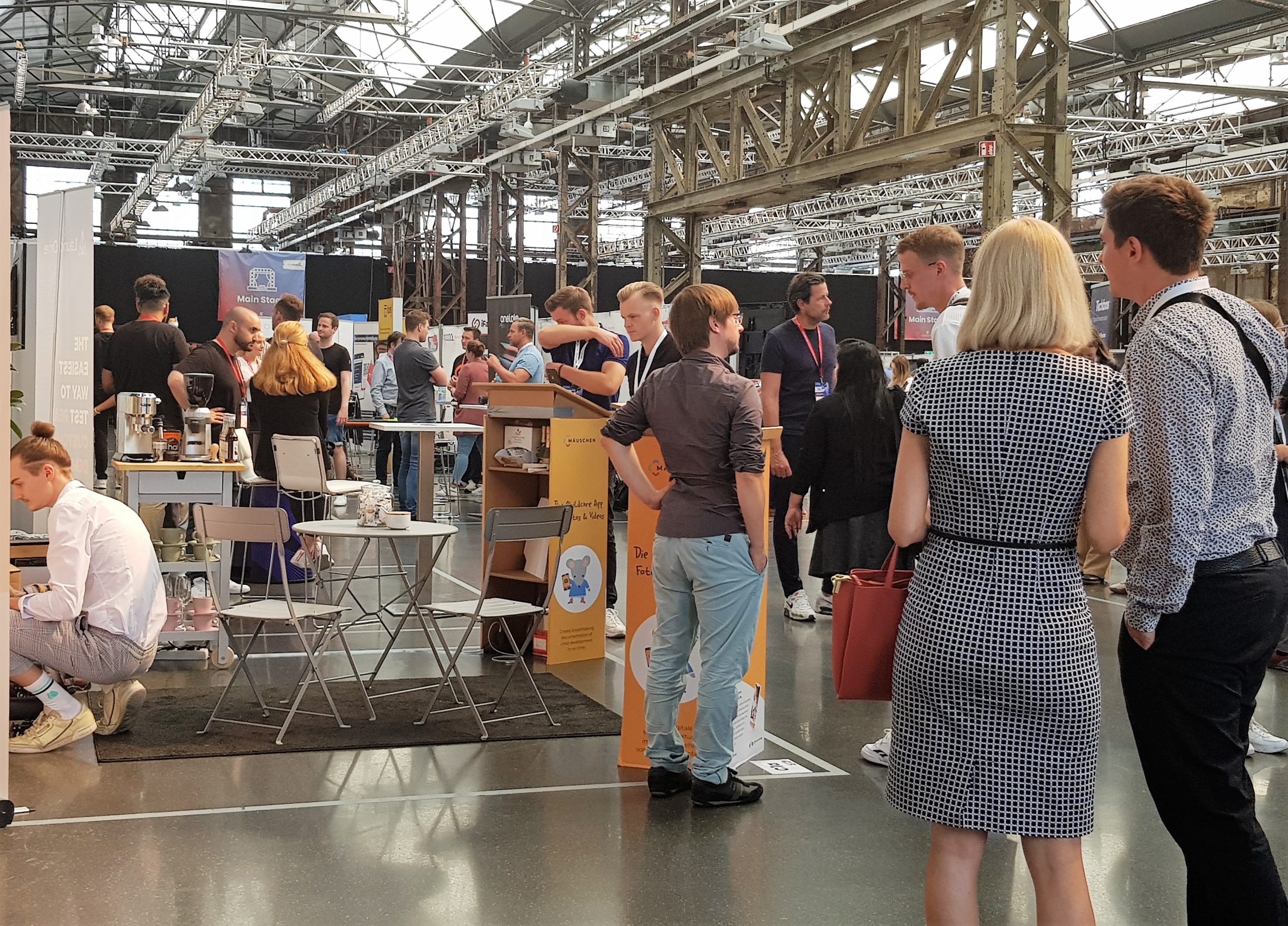 Networking auf dem Digital Demoday Besucher und Startups im Austausch auf dem Digital Demoday 2022
